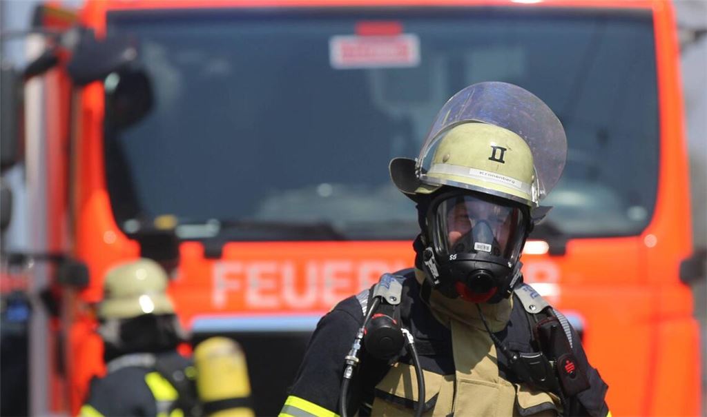 Ein brennender Lkw sorgt für Chaos auf der A8, dichter Rauch erschwert die Sicht (Symbolfoto).