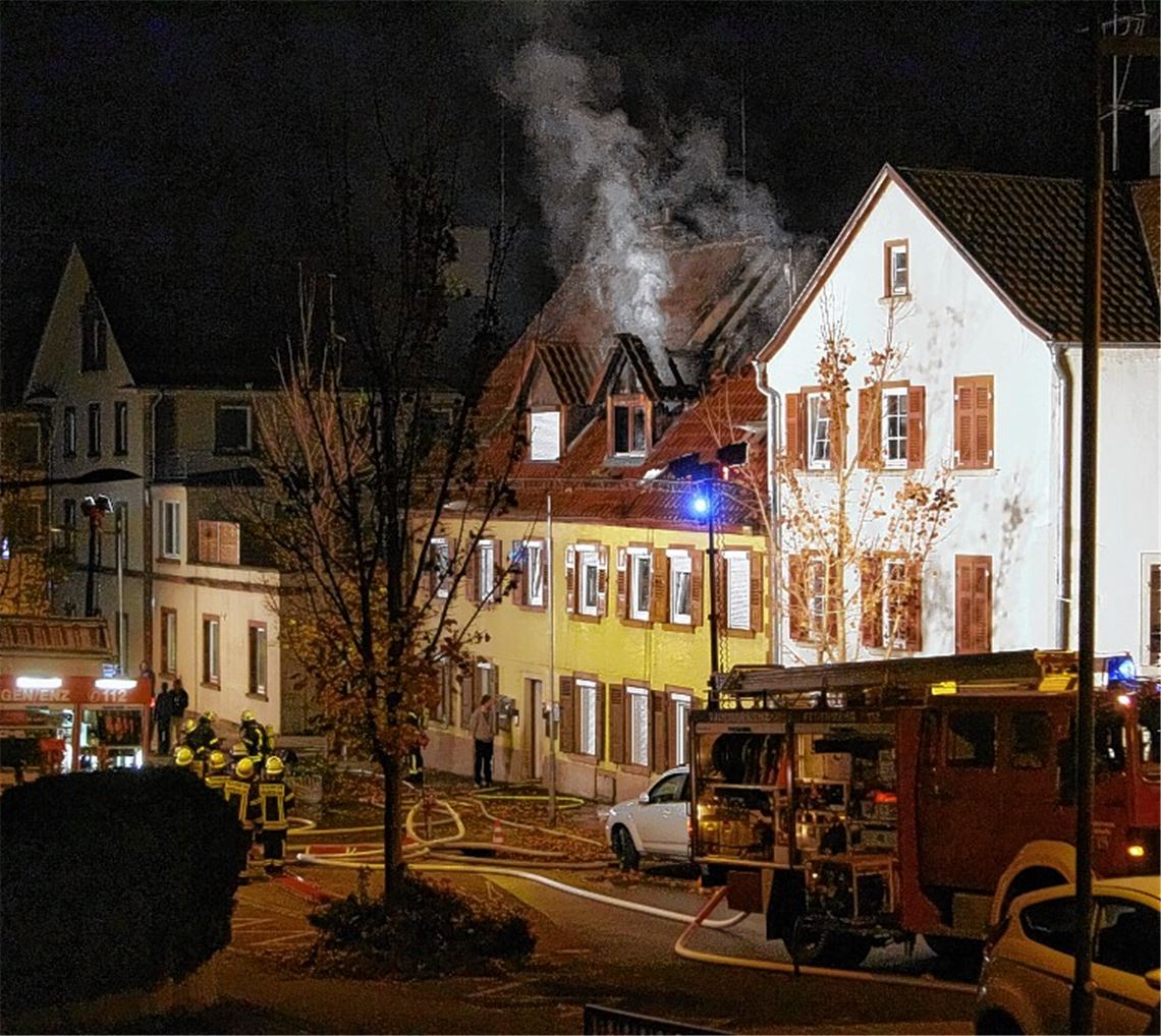Ein brennendes Mehrfamilienhaus an der Vaihinger Friedrichstraße wird zum Einsatzort für ein Großaufgebot von Feuerwehr, Polizei und weiteren Rettungskräften.
