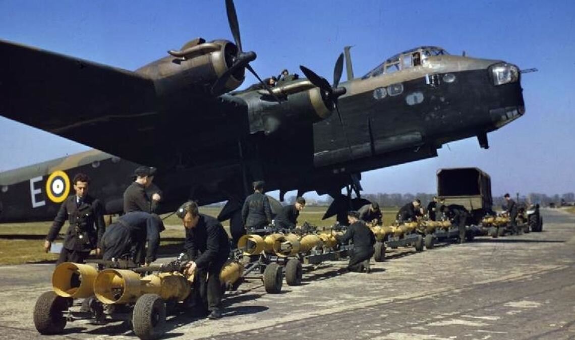 Ein britischer Short Stirling M III Bomber wird während ders Zweiten Weltkriegs beladen.