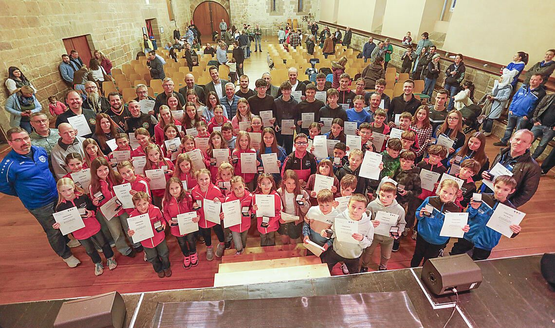 Ein bunter Mix an Sportlern wird bei der Ehrung in der Stadthalle ausgezeichnet. Foto: Foto: Stadt Maulbronn/Bailer