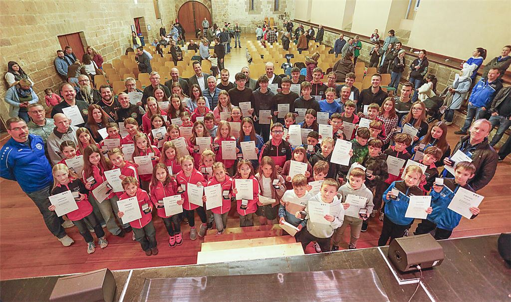 Ein bunter Mix an Sportlern wird bei der Ehrung in der Stadthalle ausgezeichnet. Foto: Foto: Stadt Maulbronn/Bailer