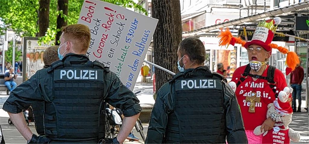 Ein buntes Häufchen Demonstranten trifft sich auf dem Pforzheimer Marktplatz. Vom Polit-Clown bis zu Rechts- und Linkspopulisten ist so ziemlich alles vertreten. Foto: Friedrich