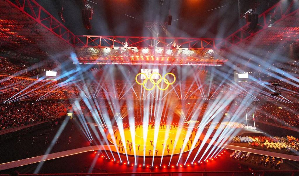 Ein buntes Spektakel eröffnete die Winterspiele in Norditalien.