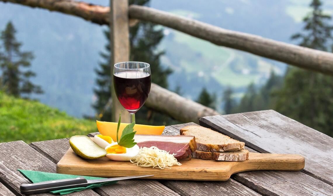 Ein deftiges Vesper stärkt Wanderer nach einer langen Tour - mit Ausblick schmeckt es umso besser. (Symbolfoto)