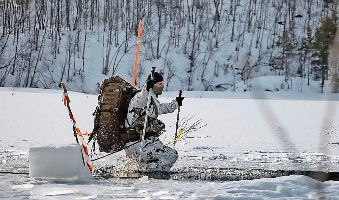 Ein deutscher Fernspäher übt in Norwegen, wie er sich retten kann, bricht er ins Eis ein.