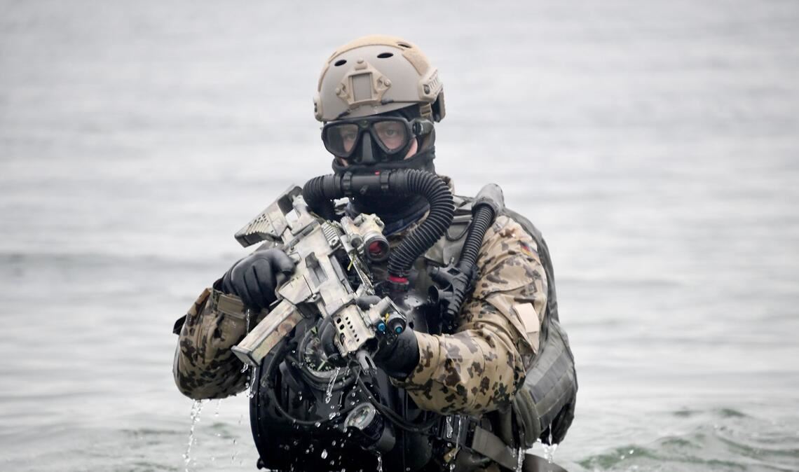 Ein deutscher Kampfschwimmer geht während eine Übung an Land: außerhalb des Bündnisgebietes.