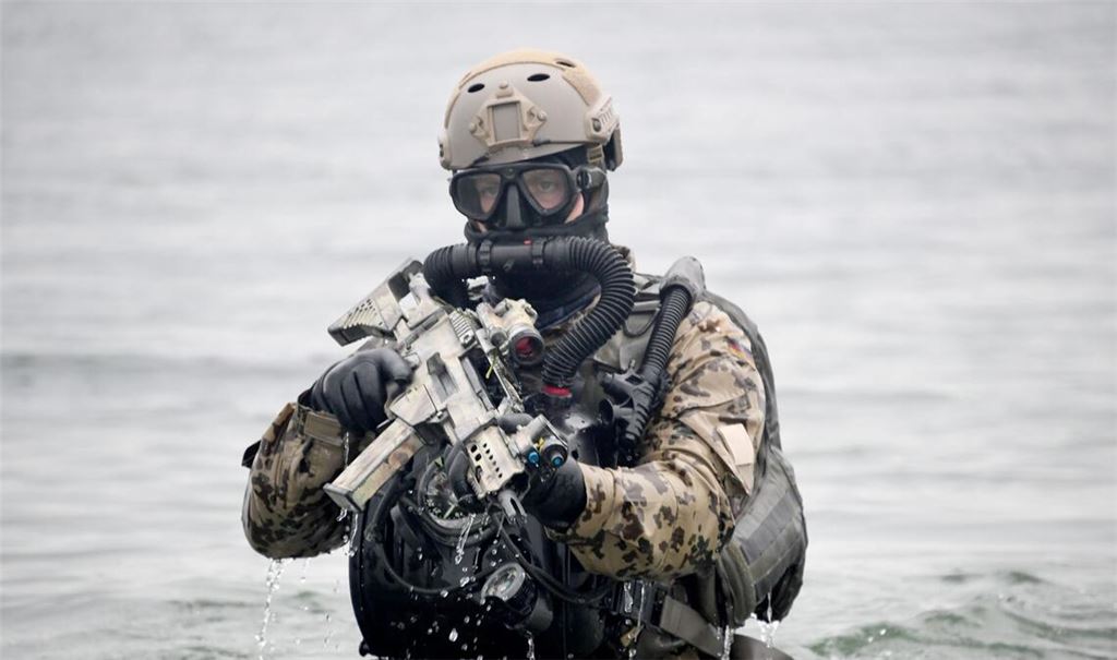 Ein deutscher Kampfschwimmer geht während eine Übung an Land: außerhalb des Bündnisgebietes.
