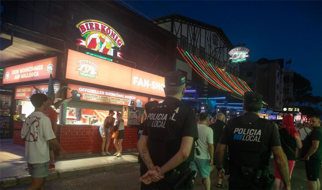 Ein deutscher Tourist ist auf Mallorca von zwei mutmaßlich ebenfalls deutschen Angreifern bei einem Raubüberfall mit einem Messer verletzt worden. (Archiv-Bild)