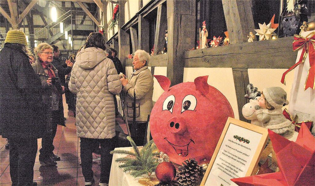 Ein dickes Sparschwein wartet auf Spenden für bedürftige Mitbürgerinnen und Mitbürger. Fotos: Filitz