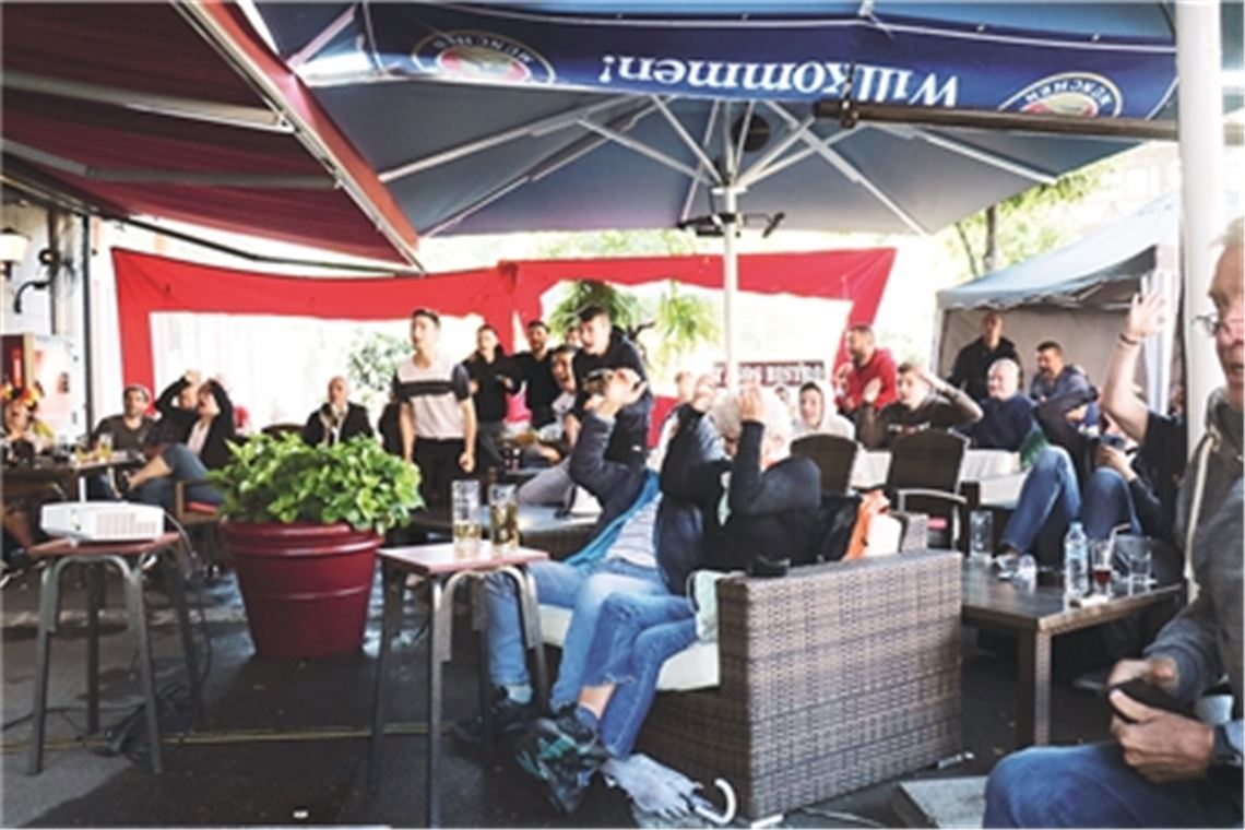 Enzberg singt den EM-Blues „Ein echtes Auswärtsspiel für Deutschland“, sagt der TV-Kommentator – nicht aber in Tasos Bistro, wo die deutschen Fans fassungslos sind, als Thomas Müller seine Großchance zum 1:1 vergibt.Wewoda