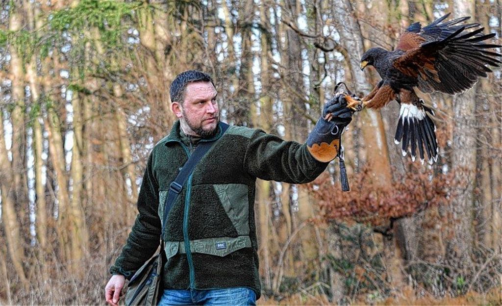Der mit dem Greifvogel jagt