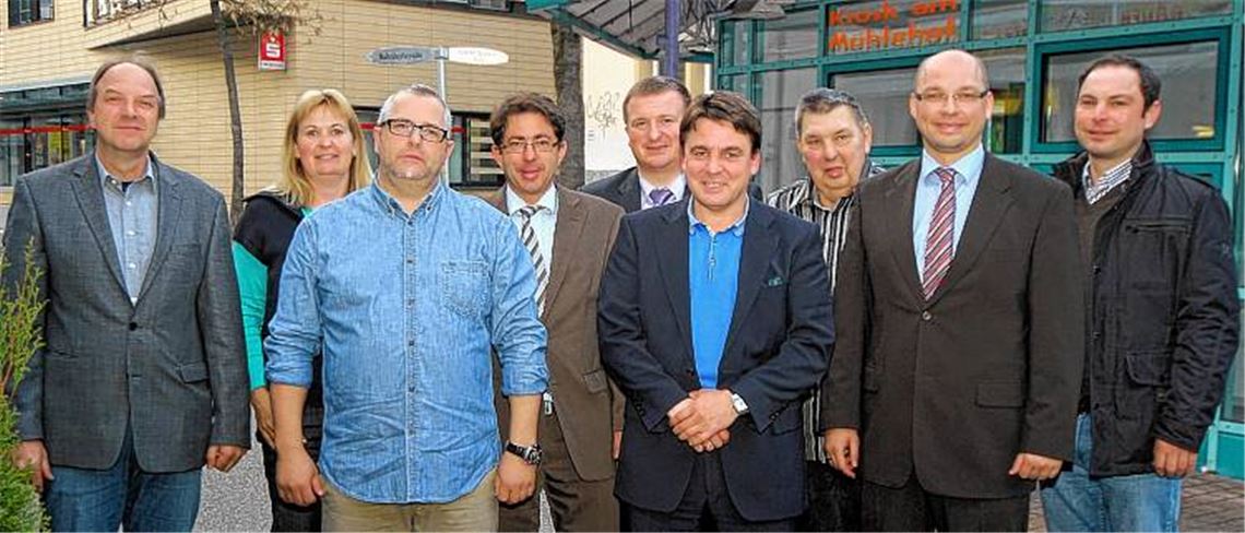 Ein eingespieltes Team bildet auch für die nächsten zwei Jahre den Vorstand beim Gewerbe-, Handels- und Verkehrsverein (GHV) Mühlacker mit Hans-Dieter Slobodkin (3.v.li.) an der Spitze und seinen Stellvertretern Martin Rudolf (li.) und Hans-Ulrich Wetzel (4.v.li.).