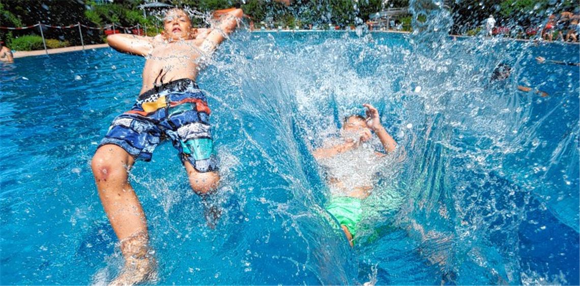 Ein erfrischender Sprung ins Wasser bringt in diesen Tagen die erwünschte Abkühlung. Den Freibädern in der Region hat die Hitzewelle steigende Besucher- und Umsatzzahlen beschert. Foto: Fotomoment