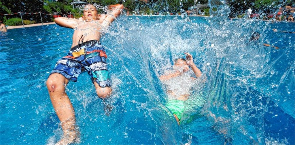Ein erfrischender Sprung ins Wasser bringt in diesen Tagen die erwünschte Abkühlung. Den Freibädern in der Region hat die Hitzewelle steigende Besucher- und Umsatzzahlen beschert. Foto: Fotomoment