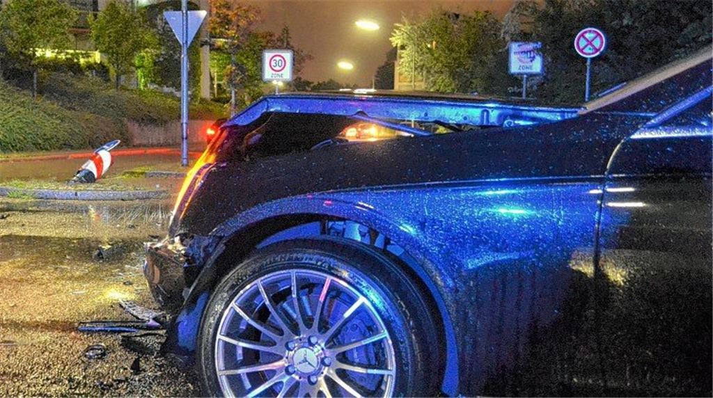 Fünfköpfige Gruppe schlägt auf Unfallgegner ein