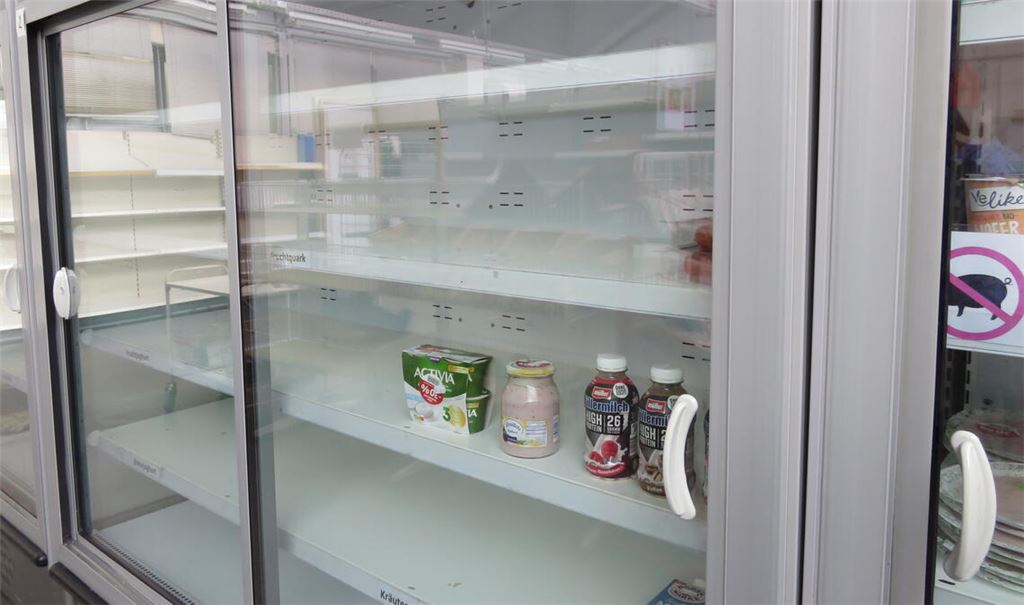 Ein fast leeres Regal: Momentan sind Molkereiprodukte rar. Bei anderen Waren, die beispielsweise an Erntedank gespendet wurden, sieht es besser aus. Fotos: Becker