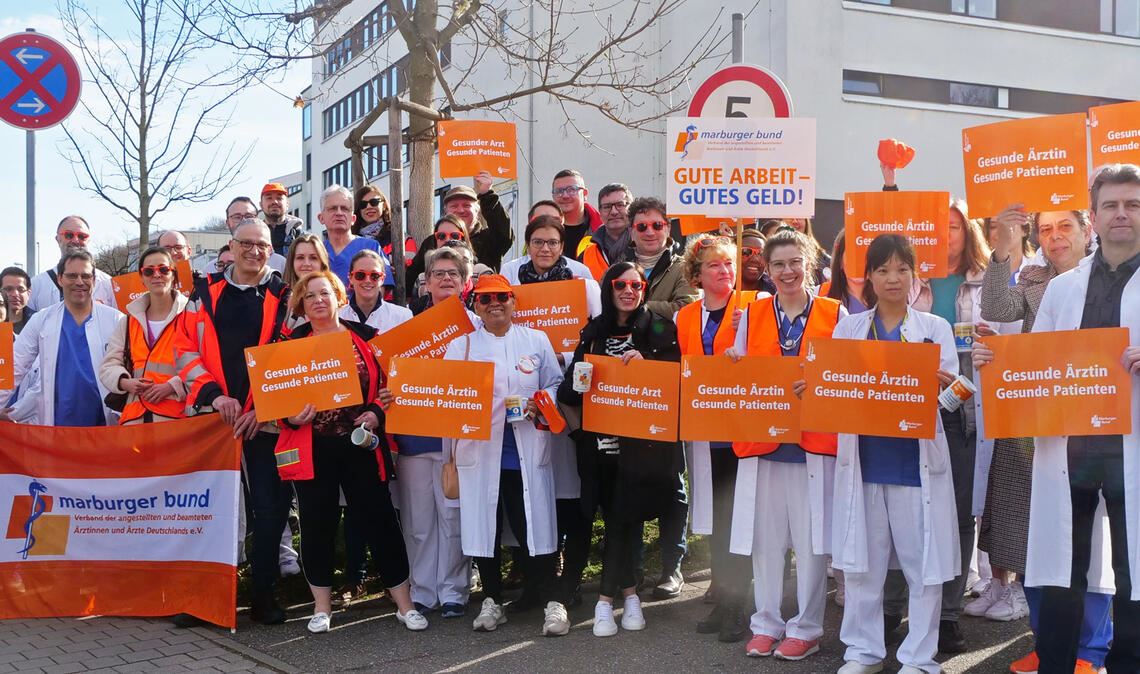Ein fast schon historischer Moment: Zum ersten Mal seit dreieinhalb Jahrzehnten treten Ärztinnen und Ärzte am Pforzheimer Helios-Klinikum in den Warnstreik. Über die Hälfte der Mediziner hat sich an der Aktion am Dienstagmorgen beteiligt, während ihre Kolleginnen und Kollegen die Patientenversorgung aufrecht erhielten. Foto: Friedrich