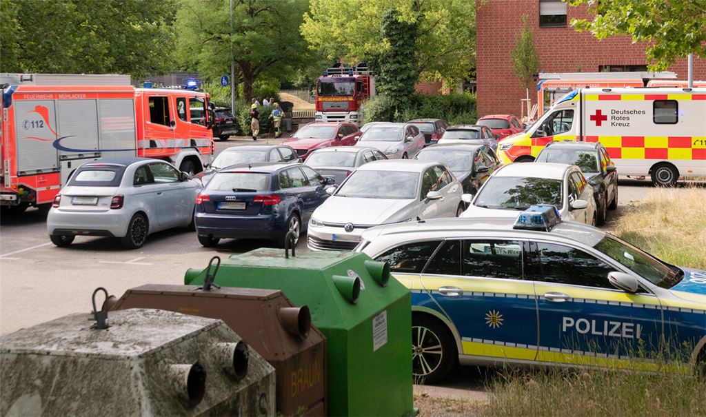 Ein fauliger Gestank, der bei Schülern und Lehrkräften der Uhlandschule Unwohlsein und Kopfweh verursacht, ruft Feuerwehr und Rettungskräfte auf den Plan. Foto: Fotomoment