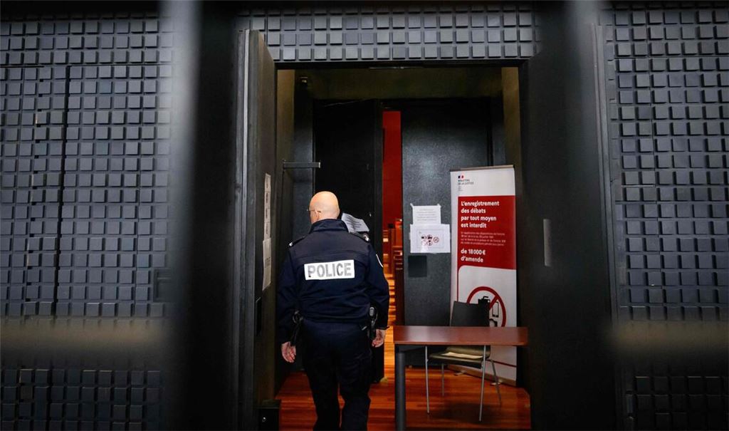 Ein französischer Polizeibeamter betritt den Gerichtssaal am ersten Tag des Prozesses gegen den Deutschen Martin N.