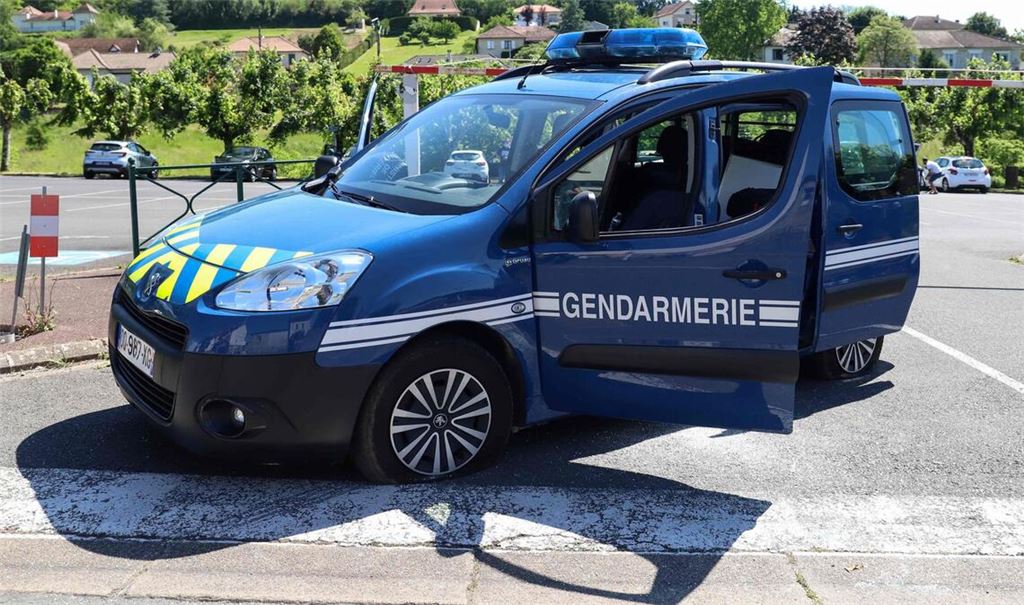 Ein französisches Polizeiauto steht auf einer Straße. Beamte haben einen 43 Jahre alten Mann festgenommen, der seinen neunjährigen Sohn über ein Jahr in einem Lieferwagen gefangen gehalten haben soll (Symbolfoto).