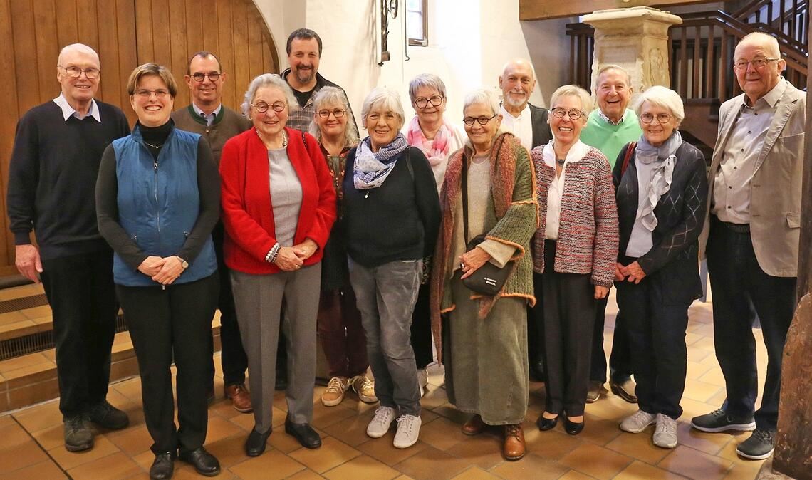 Ein fröhliches Beisammensein: Gruppenleiter Bernd Wellinger (v. li.), Museumsleiterin Dr. Martina Terp-Schunter, OB Frank Schneider und elf „Scherbabuzzer“. Foto: Schüller