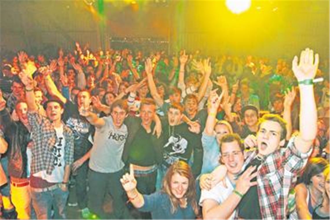 Ein gelungener Auftakt: auf dem alten Ziegeleigelände in Mühlacker feiern am Samstag Partybegeisterte ausgelassen beim Fest 20zehn. Knapp 1500 Gäste drängen sich in der ehemaligen Fabrikhalle. Foto: Tilo Keller