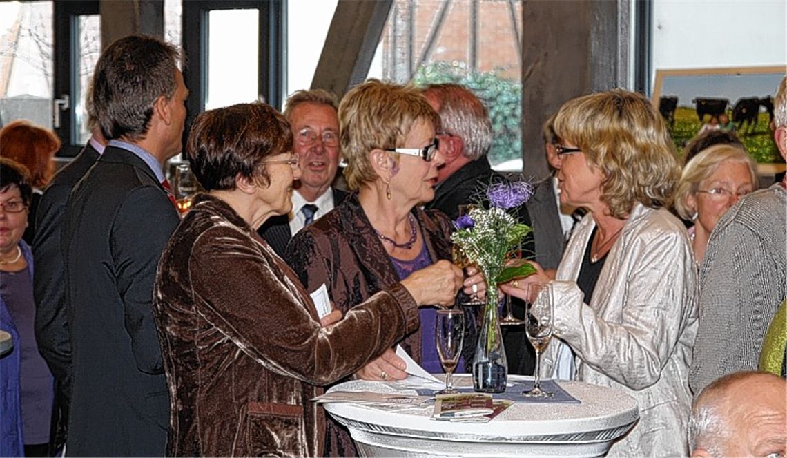 Ein gemütlicher Plausch bei Speis und Trank aus der Region: Der Empfang in Ötisheim ist nach dem offiziellen Teil noch lange nicht beendet.