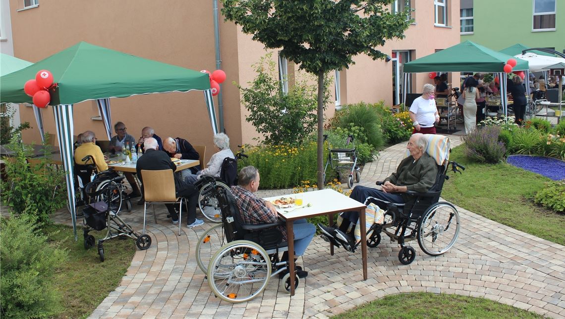 Ein geselliges Beisammensein wie hier beim Sommerfest im Demenzgarten des DRK-Seniorenzentrums in Ötisheim kann helfen, die Sinne zu schärfen. Foto: Kneis/DRK