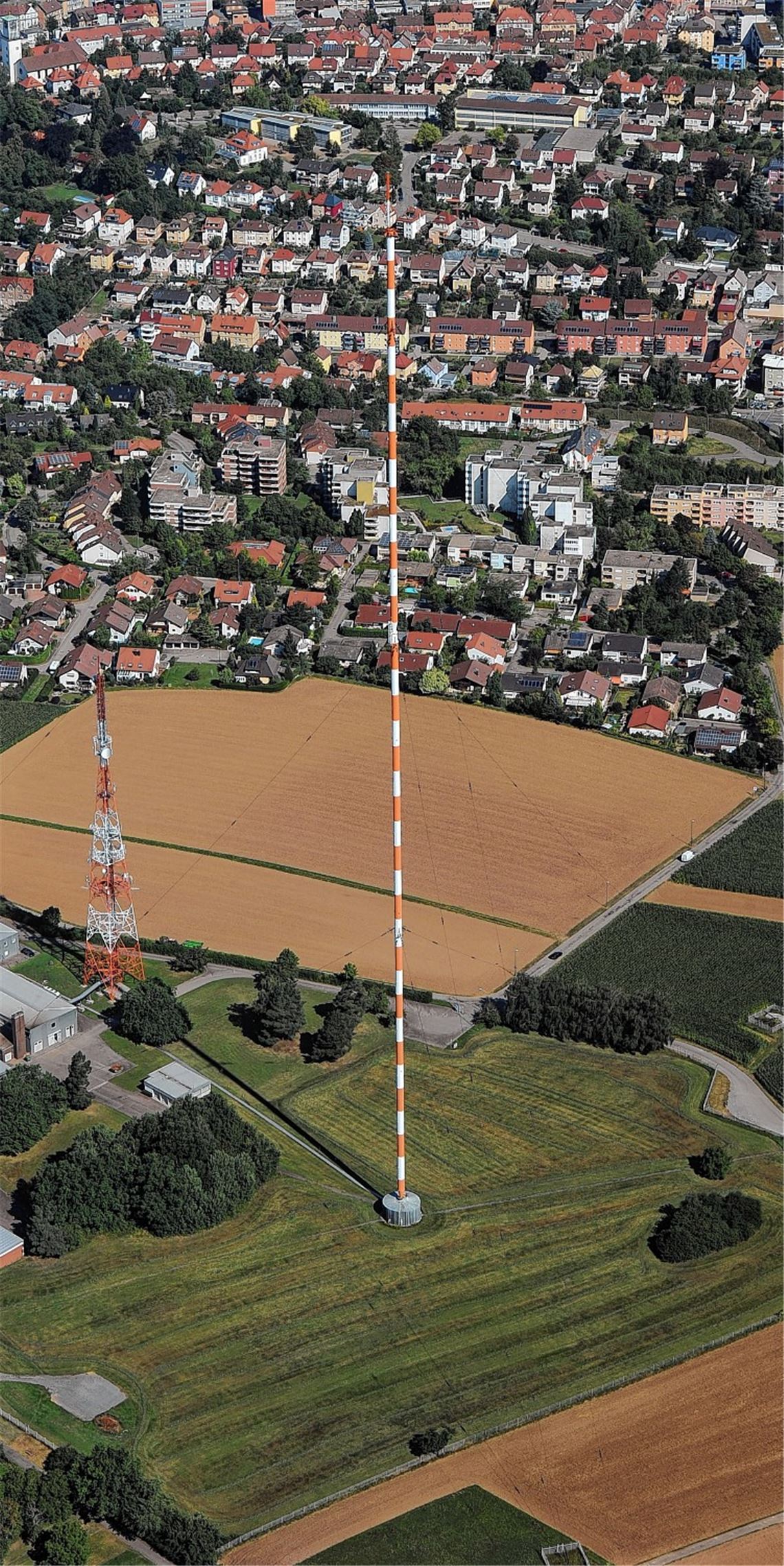 Ein gewohntes Bild aus ungewöhnlicher Perspektive: Ob der Großsender auch in ferner Zukunft Teil der Stadtsilhouette Mühlackers sein wird, ist fraglich. In den nächsten Wochen wird der SWR entscheiden, ob das 273 Meter hohe Wahrzeichen der Stadt weiter gebraucht wird. 