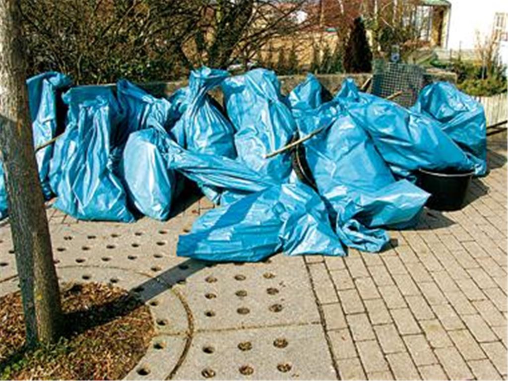 Ein gewohntes Bild der Stadtputzete: Nach dem ehrenamtlichen Einsatz von Schülern und Vereinsmitgliedern stapeln sich an den Sammelstellen die blauen Müllsäcke. 
Archivfoto: Sadler