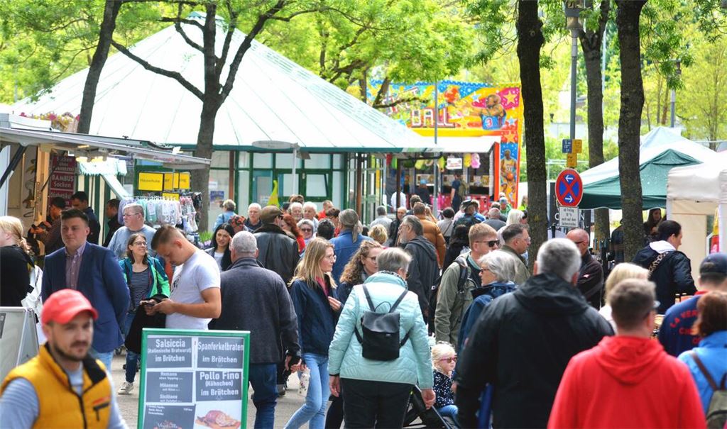 Ein gewohntes Bild zum „Mühlacker Frühling“: Menschen säumen die Fußgängerzone der Bahnhofstraße, während die Bäume immer grüner werden. Foto: Archiv/Stahlfeld