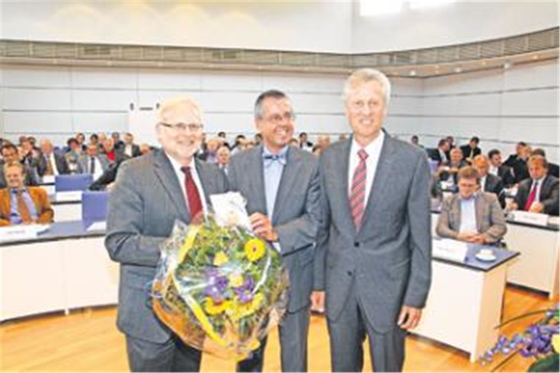 Ein glücklicher Landrat Karl Röckinger (li.) mit seinem Stellvertreter Wolfgang Herz (Mitte) sowie dem Sitzungsleiter und Kreisrat Jürgen Kurz. Foto: Franz