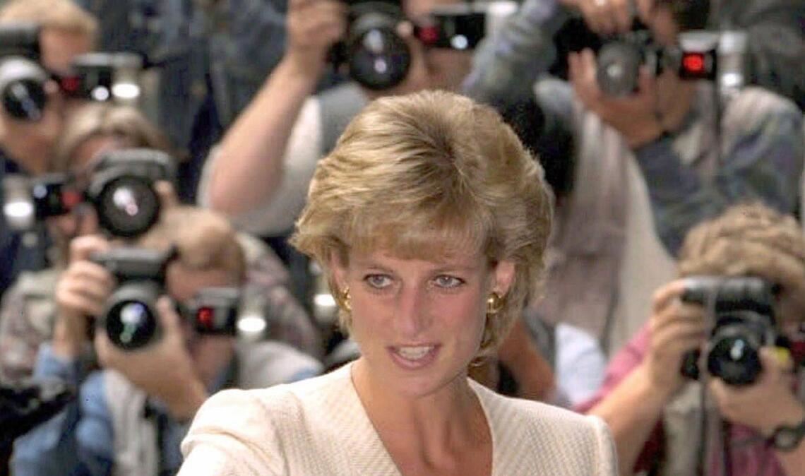 Ein große Schar von Fotografen zückt die Kameras, als Prinzessin Diana vor dem Mortimer Market Centre-Krankenhaus für HIV-Infizierte und AIDS-Kranke in London, Großbritannien, eintrifft. Zwischenzeitlich galt Diana als berühmteste und meistfotografierte Frau der Welt.