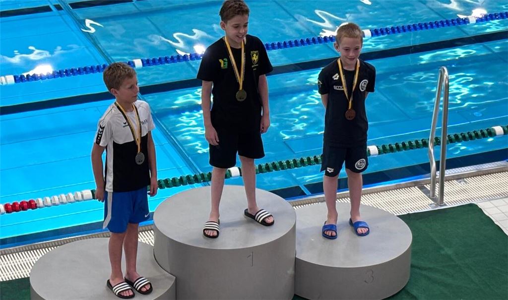 Ein großer Moment für den jungen Nachwuchsschwimmer von den Wasserfreunden Mühlacker: Ilja Bubb (li.) bei der Siegerehrung.