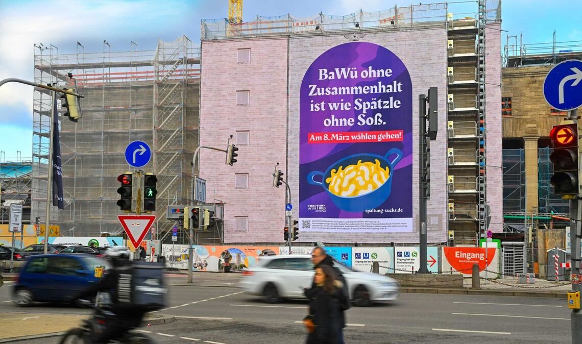 Ein großes Transparent am Hauptbahnhof in Stuttgart macht auf die Landtagswahl am 08. März aufmerksam.