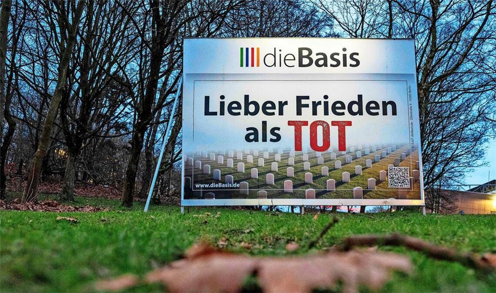Ein großes Wahlplakat der Basisdemokratischen Partei Deutschlands.