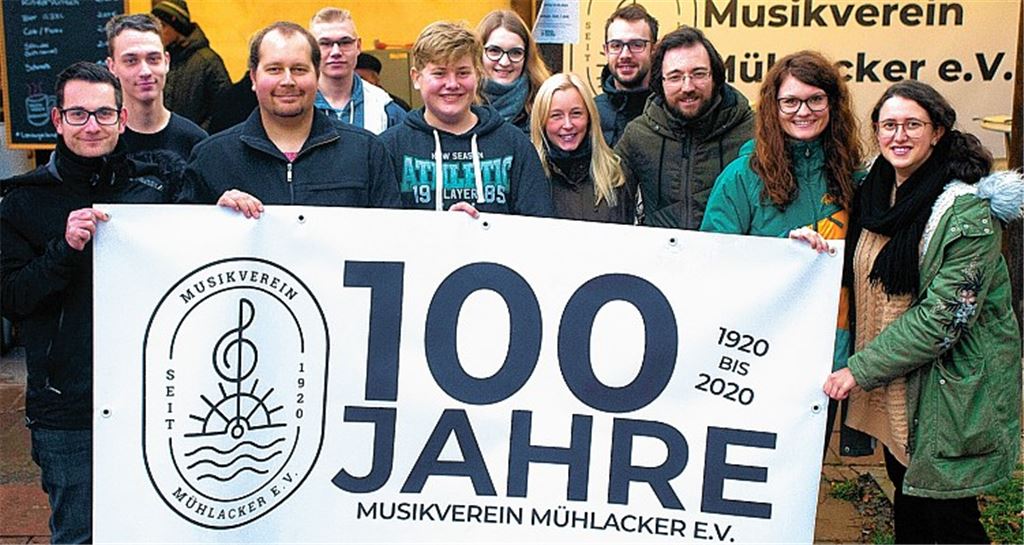 Ein „gut funktionierendes Team“ ist für die stellvertretende Vorsitzende Magdalena Friedmann (2. v. re.) und den Vorsitzenden Stefan Bosch (3. v. re.) im Jubiläumsjahr wichtig. Foto: Fotomoment