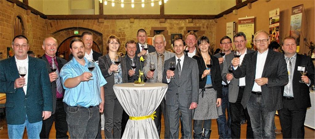 Ein guten Schluck in Ehren ..: Offizielle Eröffnung der Weinmesse in der Stadthalle Maulbronn mit den Vertretern der teilnehmenden Weinbaubetriebe, Enzkreis-Landrat Karl Röckinger (2. v. re.), dem ehrenamtlichen Bürgermeister-Stellvertreter Dr. Jochen Birkle (Siebter v. re.) und der ehemaligen Weinkönigin Petra Hammer (Fünfte v. li.).