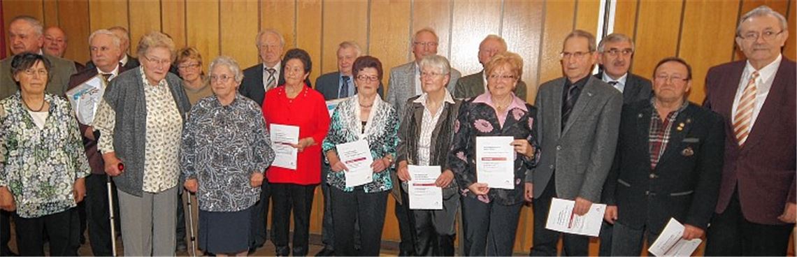 Ein halbes Jahrhundert aktiv: Der Chorverband ehrt treue Sängerinnen und Sänger.