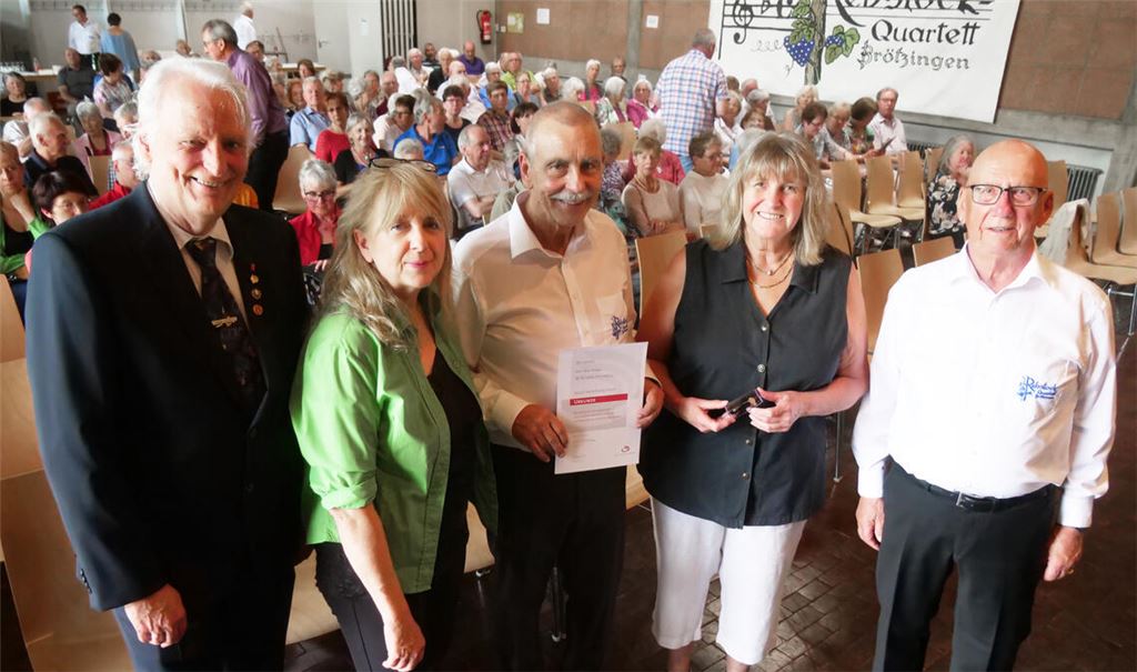 Ein halbes Jahrhundert leitet Alex Rieger (Mitte) Chöre in der Region. Zum goldenen Ehrenzeichen gratulieren Michael Penka, Marlies Stute, Beate Dufke-Falkenstein und Walter Böhm (v. li.). Foto: Friedrich