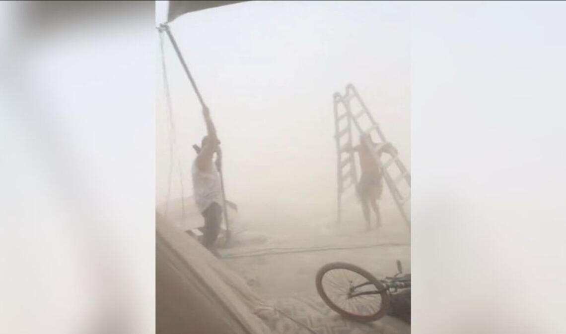 Schwerer Sandsturm trifft Burning Man Festival Ein heftiger Sandsturm hat kurz vor Beginn des Burning Man Festivals für Chaos gesorgt.