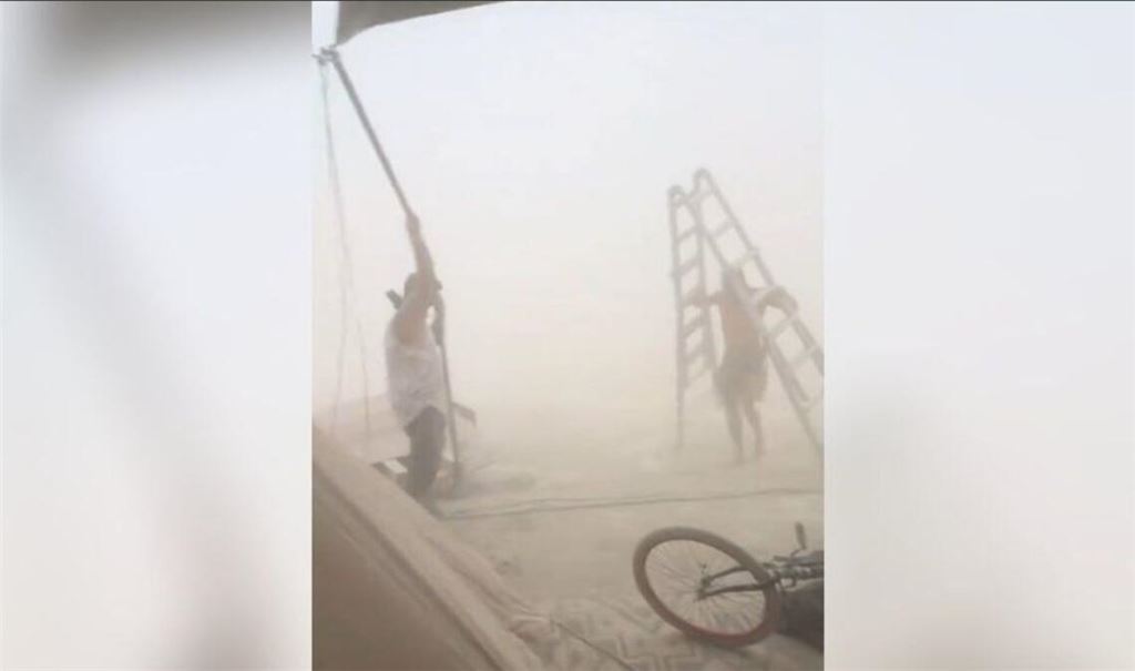 Ein heftiger Sandsturm hat kurz vor Beginn des Burning Man Festivals für Chaos gesorgt.