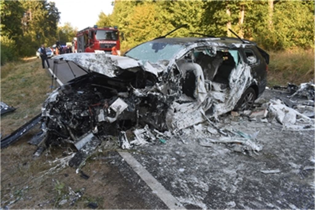 Ein heftiger Zusammenstoß auf der B10 zwischen Ersinger Kreuz und Wilferdinger Höhe fordert ein Todesopfer. Fotos: Myroshnichenko