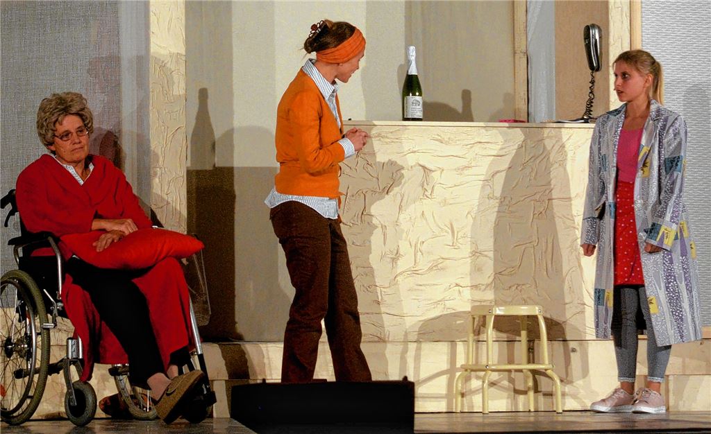 Ein heißes Eisen angepackt: In dem Theaterstück „Maria hilf“ thematisieren Felix S. Felix (Rollstuhl), Miriam Grimm (oranges Haarband) und Melina Schöfer den Pflegenotstand. Foto: Stahlfeld
