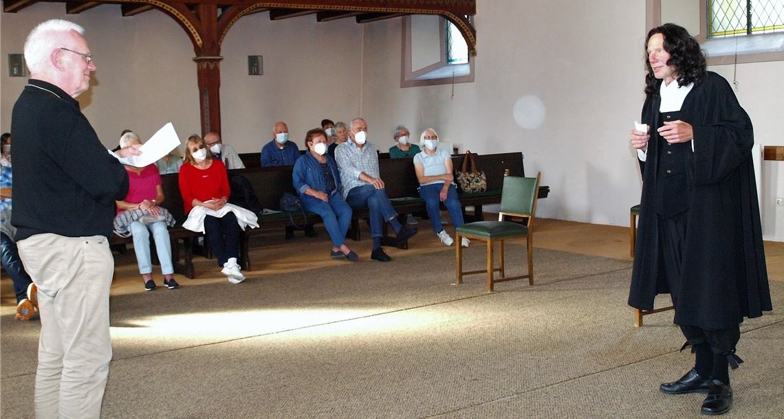 Ein holländischer Tourist (Albert de Lange) und der vor 300 Jahren verstorbene Waldenserführer Henri Arnaud (Manfred Rapp) lernen sich durch Zufall in der ehemaligen Waldenserkirche St. Peter in Mühlacker kennen. Fotos: Filitz