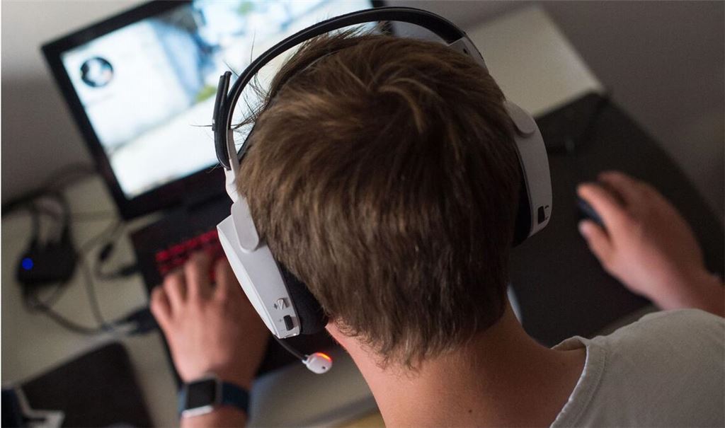 Ein junger Mann löst durch seine Schreie beim Computerspielen einen Polizeieinsatz aus. (Symbolbild)