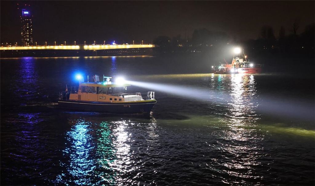 Ein junger Mann und seine Beifahrerin sind bei einem Verkehrsunfall in den Rhein gestürzt.