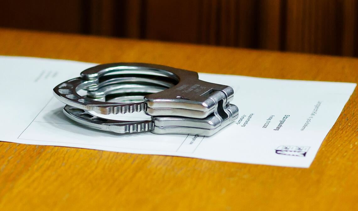 Ein junger Mann wird beschuldigt, eine 18-Jährige in einem Regionalzug mit einem Messer angegriffen zu haben - nun sitzt er in Untersuchungshaft. (Symbolbild)