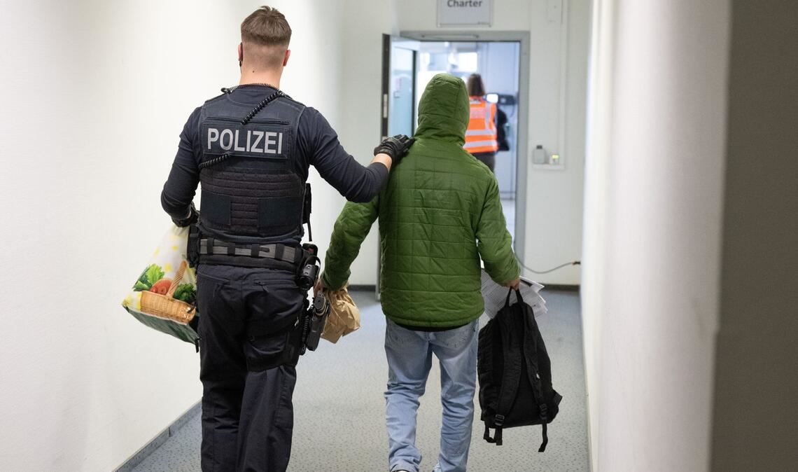 Ein junger Mann wird von der Polizei zu einem Abschiebeflug begleitet. In Zukunft soll es in der EU einfacher werden, angelehnte Asylbewerber wieder in ihre Heimat zu bringen.