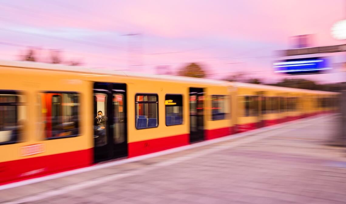 Ein junger Mann wurde tot auf einer S-Bahn in Berlin gefunden.